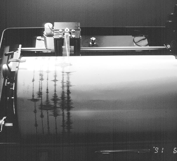 Seismograph - Aufzeichnungen der Aktivitäten des Vulkans Pinatubo (Philippinen)