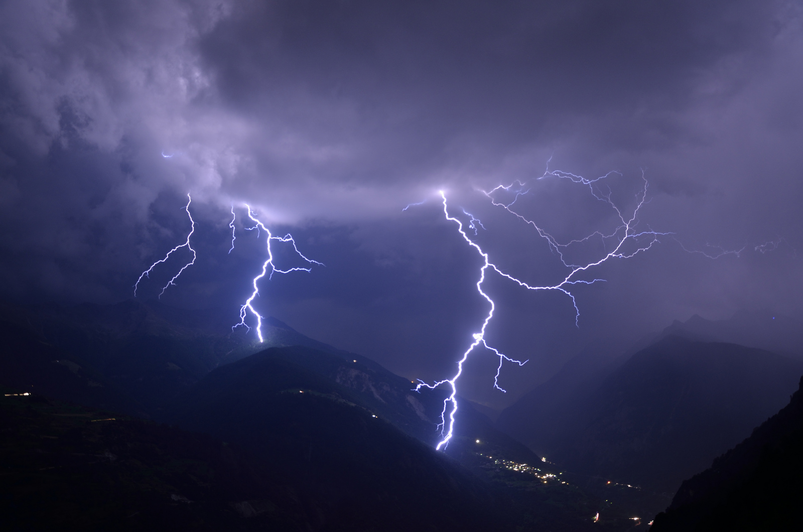 Blitze in den Alpen / https://flic.kr/p/cQdeq1